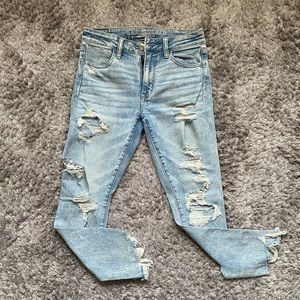 American Eagle, Women’s, Ripped Light-Wash, Capri Jeans, Extra Stretchy, Size 6